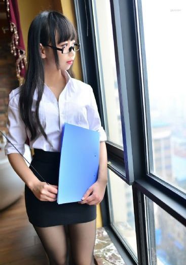 《年轻的女仆》在线观看